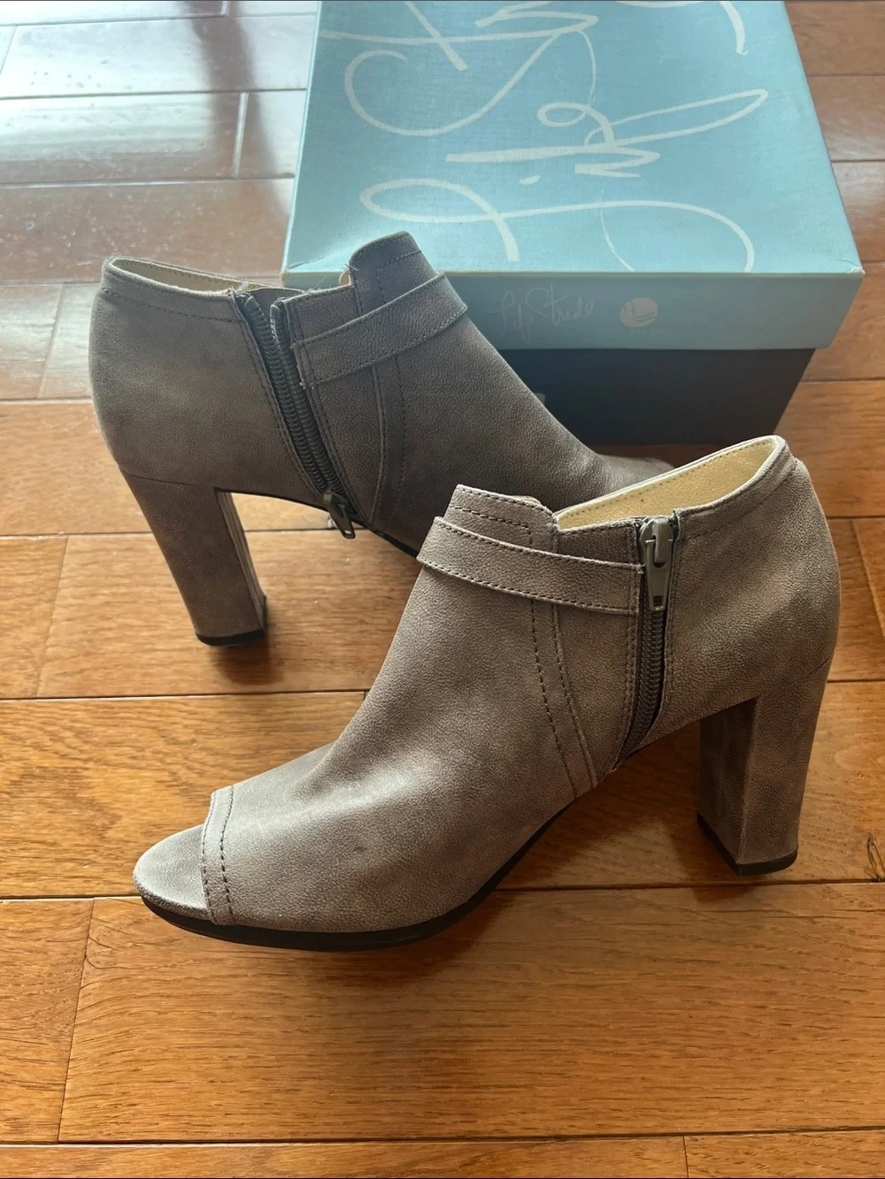 ❤️Life Stride Gray Peep-Toe Cutout Block Heel Ankle Boot with Buckle-NWT-9❤️